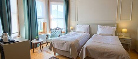 Een minibar, een kluis op de kamer, individueel gemeubileerd, een bureau