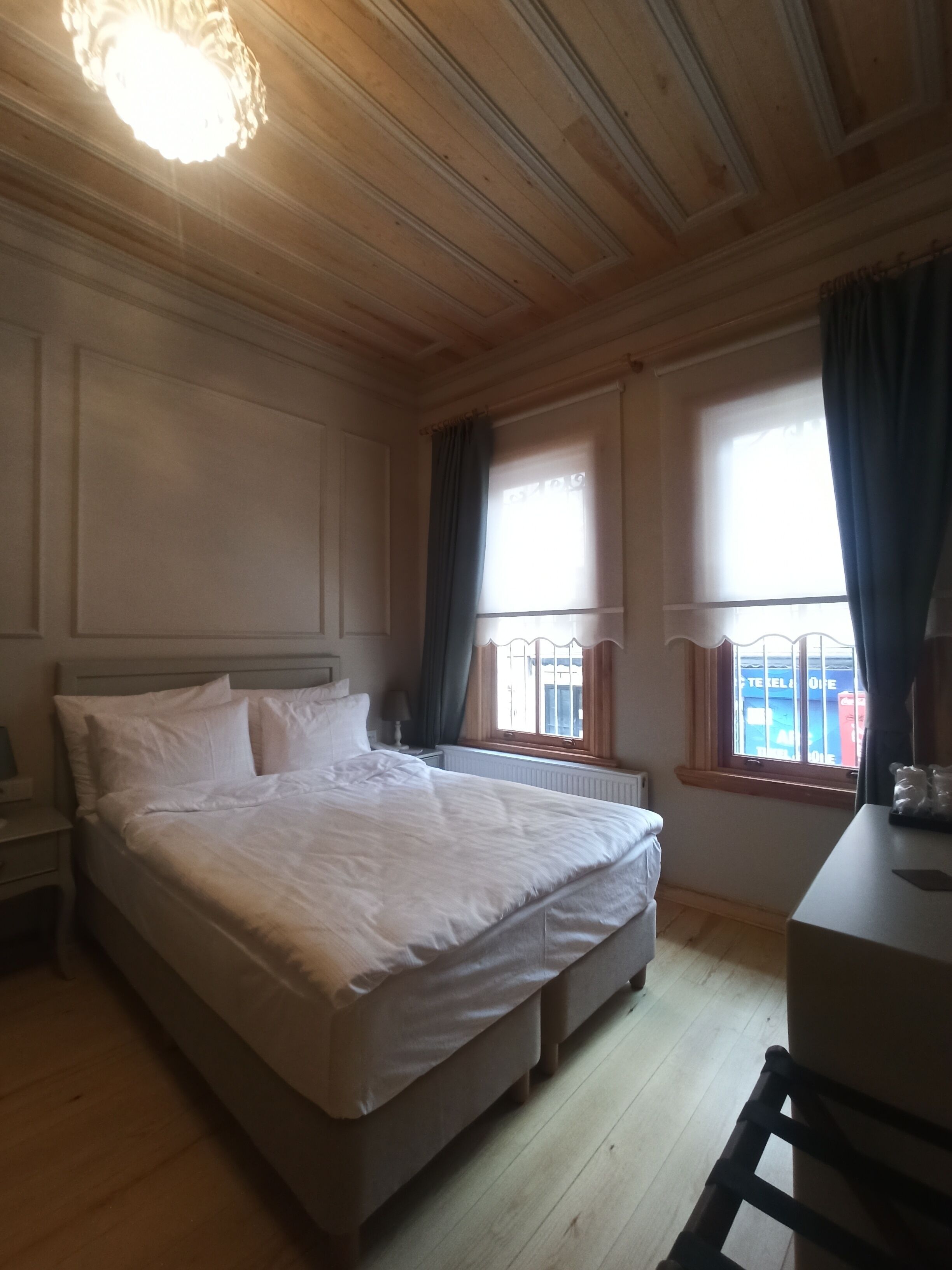 Een minibar, een kluis op de kamer, een bureau, een laptopwerkplek