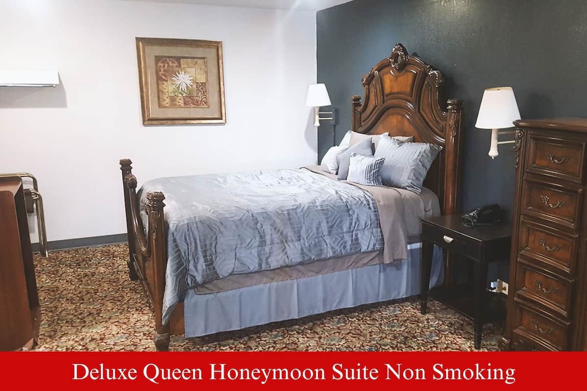 Deluxe Queen Honeymoon Suite Non-smoking | Bureau, rideaux occultants, fer et planche à repasser, Wi-Fi gratuit