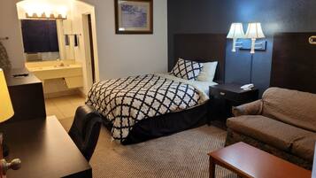 1 Queen Suite With Sofa Non Smoking | Skrivbord, mörkläggningsgardiner, strykjärn/strykbräda och gratis wi-fi