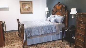 Deluxe Queen Honeymoon Suite Non-smoking | Escritorio, cortinas blackout y tabla de planchar con plancha