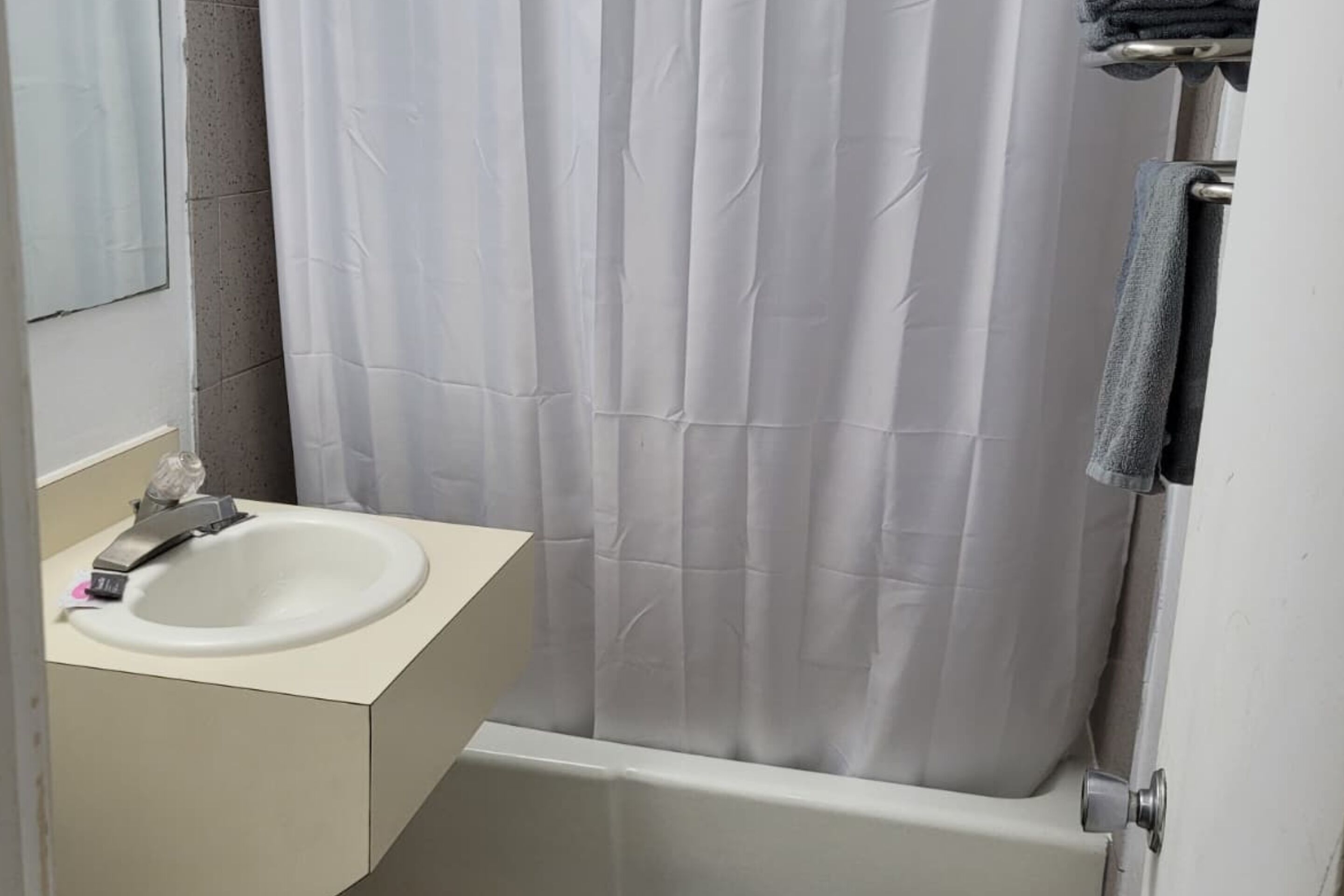 Designer toiletartikelen, een haardroger, handdoeken, zeep