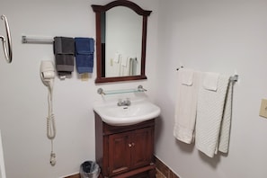 Deluxe Queen Honeymoon Suite Non-smoking | Phòng tắm | Đồ dùng nhà tắm được thiết kế riêng, máy sấy tóc, khăn tắm, xà phòng