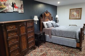 Deluxe Queen Honeymoon Suite Non-smoking | Escritorio, cortinas opacas, tabla de planchar con plancha y wifi gratis