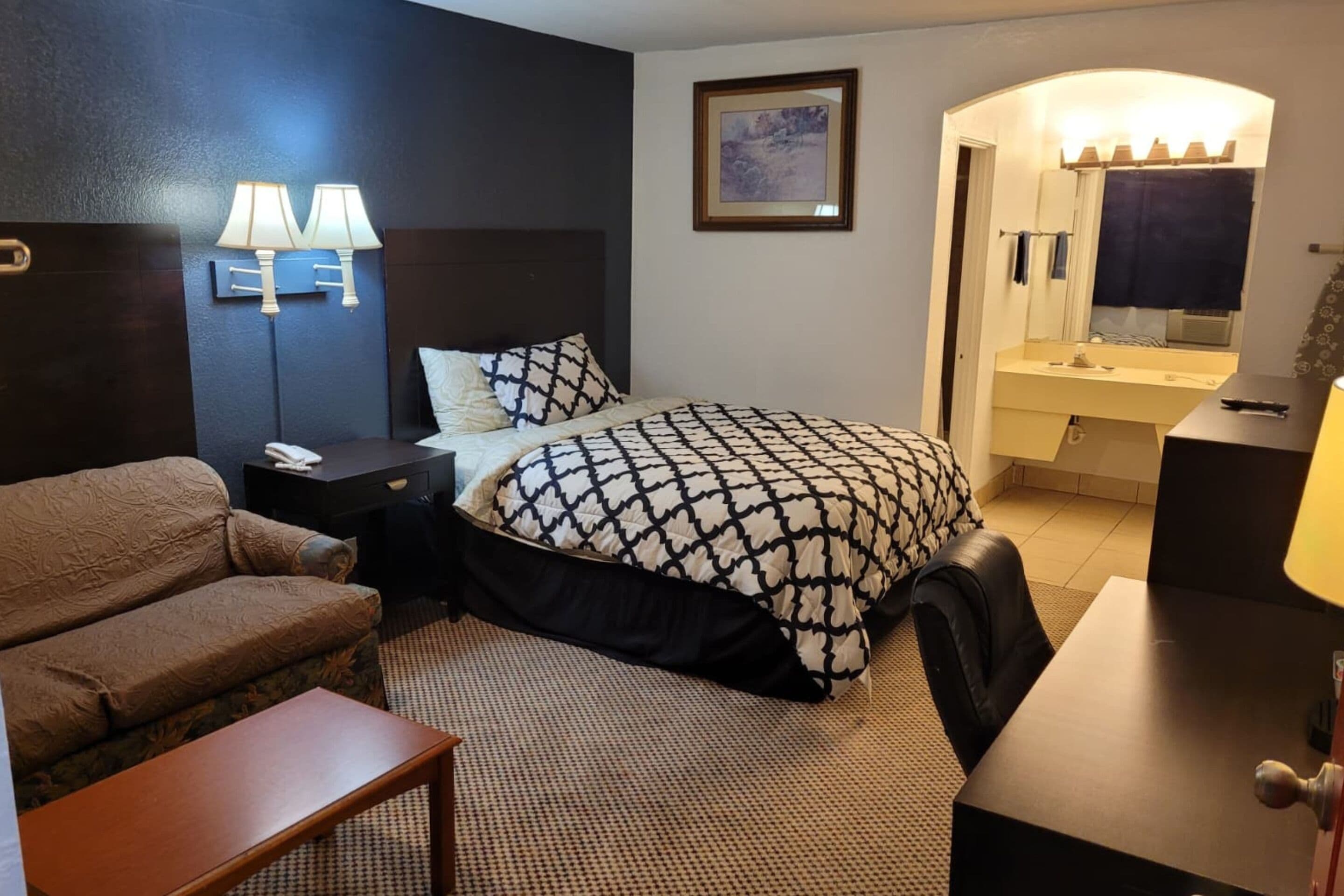 1 Queen Suite With Sofa Non Smoking | Escritorio, cortinas opacas, tabla de planchar con plancha y wifi gratis