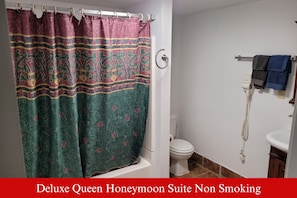 Deluxe Queen Honeymoon Suite Non-smoking | Bathroom