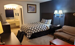 1 Queen Suite With Sofa Non Smoking | Bureau, rideaux occultants, fer et planche à repasser, Wi-Fi gratuit