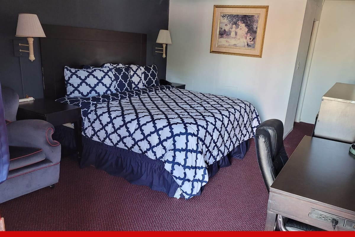 1 King Suite With Sofa Non Smoking | Bureau, rideaux occultants, fer et planche à repasser, Wi-Fi gratuit