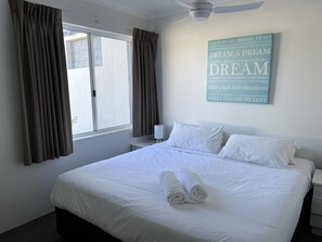 3 bedrooms, desk, iron/ironing board, free WiFi - Abby’s Beach Villa - Busselton (Broadwater)