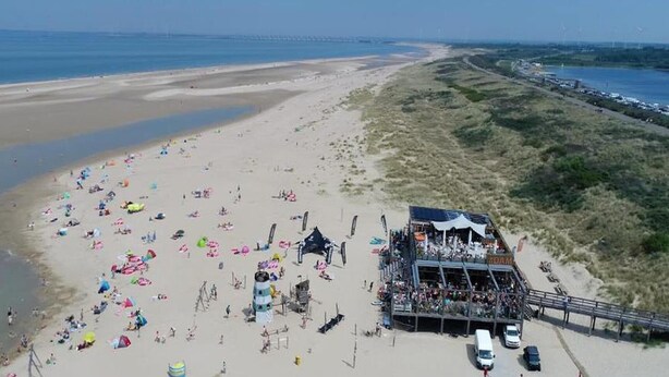 A beach with a pavilion and a viewing deck. - 4-Person Stay at Rustenpolder (Vrouwenpolder)