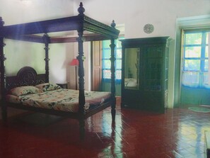1 bedroom, WiFi - The Honeymooners Houstel ,193 year old Heritage House (Cansaulim)