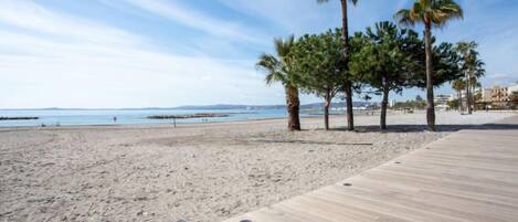 Una spiaggia nelle vicinanze