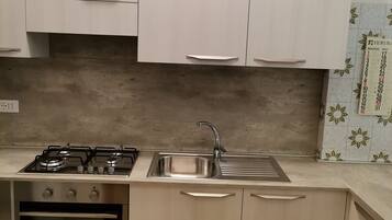 Frigorifero, microonde, forno, piano cottura