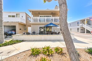 Exterior - Spacious 3 Bedroom Home w/ Fire Pit at the Beach! (Newport Beach)