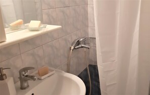 Ducha, secador de pelo, toallas, jabón