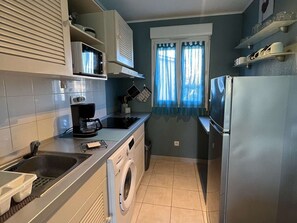 Fridge, microwave, stovetop, coffee/tea maker