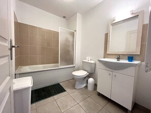 Towels - Cozy 2-Bedroom Villa with Pool View, Near Beach in Santa-Maria-Poggio (Santa-Maria-Poggio)