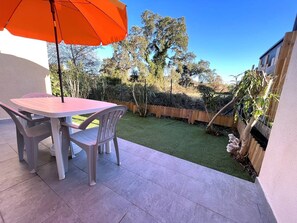 Outdoor dining - Cozy 2-Bedroom Villa with Pool View, Near Beach in Santa-Maria-Poggio (Santa-Maria-Poggio)