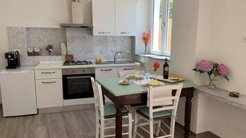 Fridge, oven, stovetop, coffee/tea maker