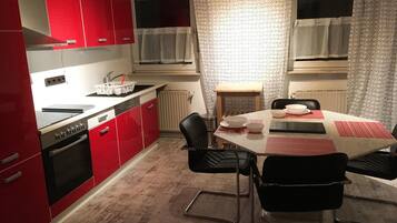 Kühlschrank, Mikrowelle, Ofen, Herdplatte