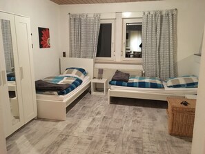 1 habitación, tabla de planchar con plancha y cuna de viaje 