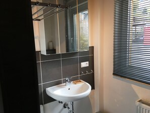 Shower, hair dryer, towels, soap - Modern, friendly vacation apartment for 2 people in Idar-Oberstein (Idar-Oberstein)