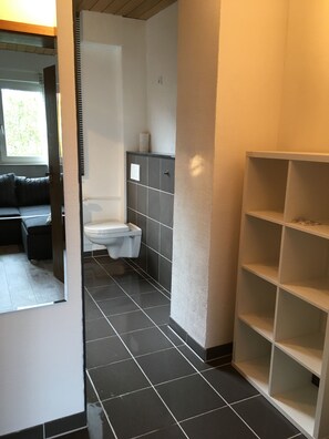 Ducha, secador de pelo, toallas, jabón