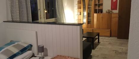 1 habitación, tabla de planchar con plancha y cuna de viaje