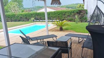 Een buitenzwembad en een verwarmd zwembad