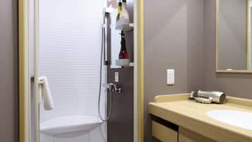Un baño con ducha, lavamanos y espejo.