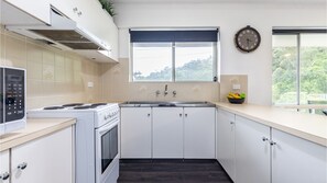 Fridge, microwave, oven, stovetop - Shoal Towers, 4/11 Shoal Bay Road straight across the road to the beach (Shoal Bay)