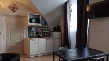 Réfrigérateur, micro-ondes, plaque de cuisson, cafetiÚre/bouilloire