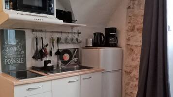 Réfrigérateur, micro-ondes, plaque de cuisson, cafetiÚre/bouilloire
