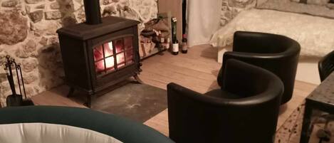 Een strijkplank/strijkijzer, reisbedje, gratis wifi, beddengoed