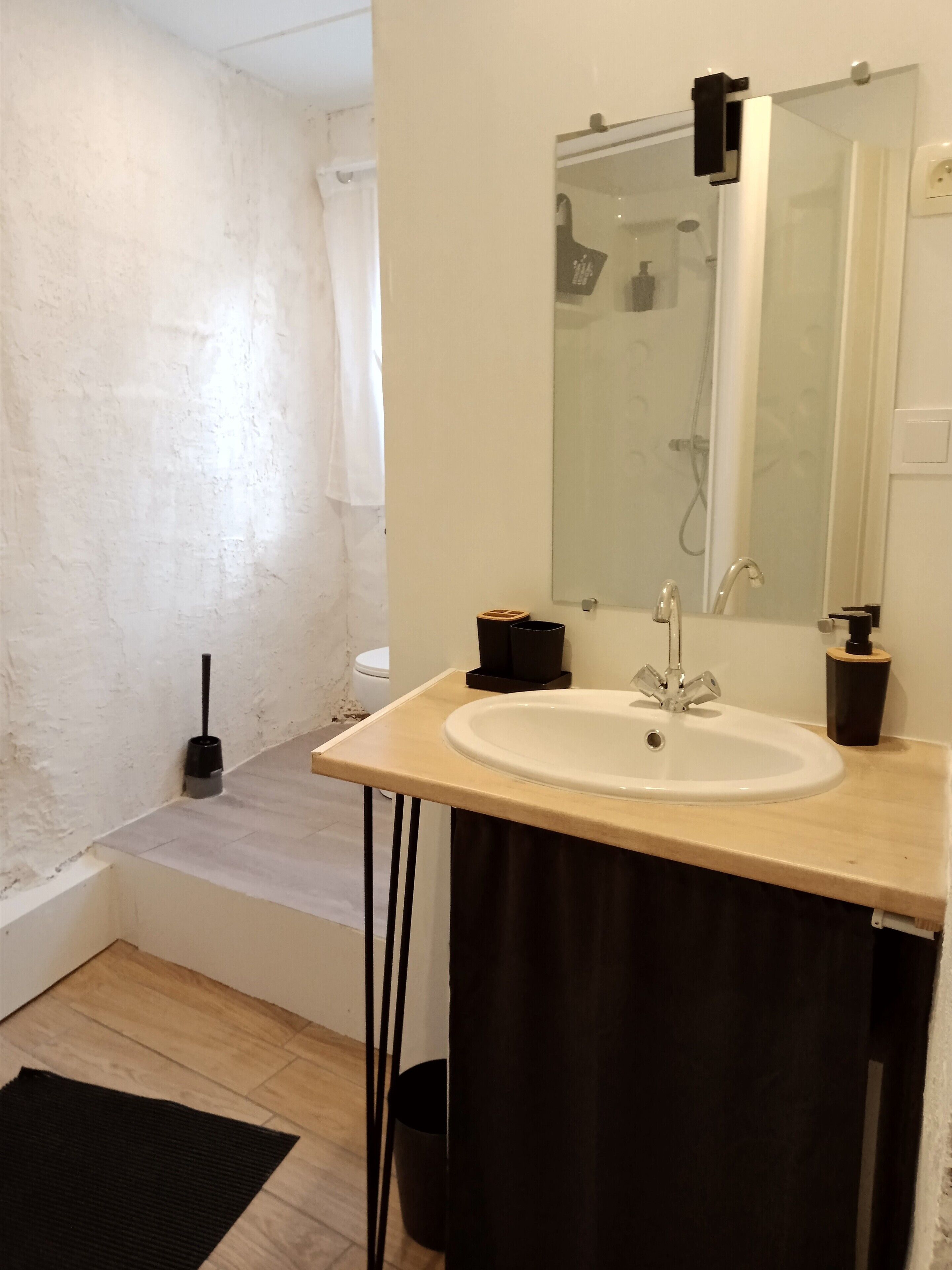 Douche, sèche-cheveux, serviettes fournies, savon