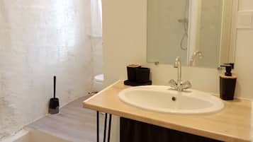 Douche, sèche-cheveux, serviettes fournies, savon