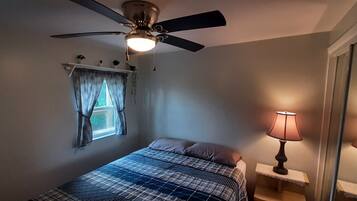 3 bedrooms, desk, iron/ironing board, free WiFi