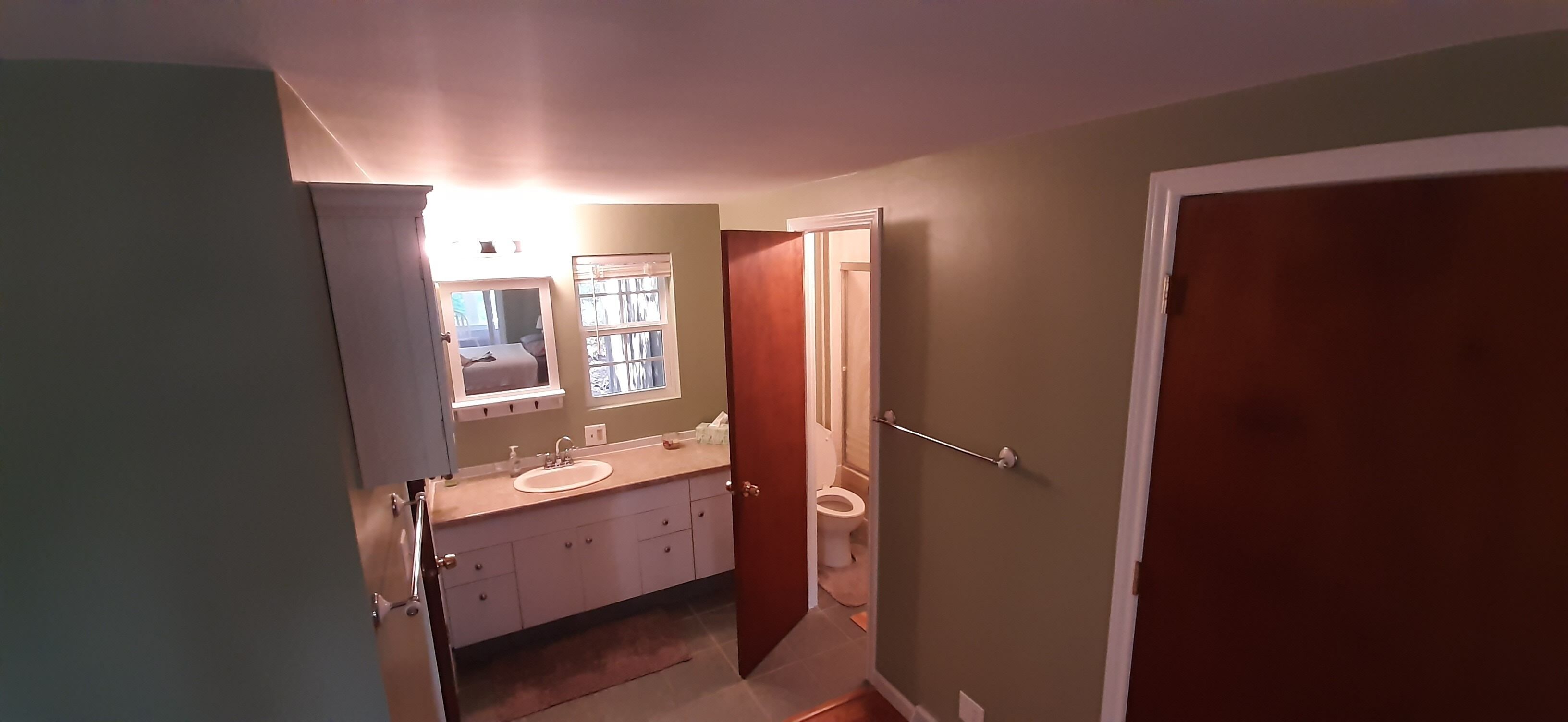 Baignoire, serviettes fournies, savon, shampoing