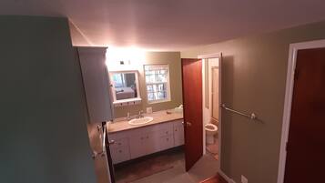 Baignoire, serviettes fournies, savon, shampoing