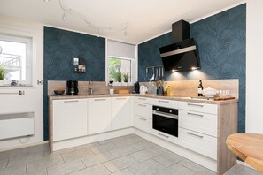 Fridge, microwave, oven, stovetop - Beautiful vacation home on watery recreation park Yn'e Lijte Grou  (Grou)