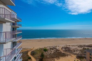 On the beach - Oceanfront condo with 2 bedrooms, a pool and beautiful ocean views located in midtown! (Ocean City)