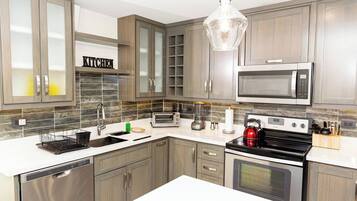 冰箱、微波炉、烤箱、炉灶