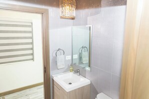 Sèche-cheveux, serviettes fournies