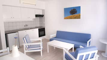 Apartment | Private kitchen | Mini-fridge, oven, electric kettle, cookware/dishes/utensils