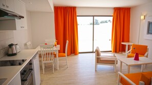 Apartamento básico | Cocina privada | Frigorífico pequeño, horno, hervidor eléctrico y utensilios de cocina