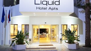 L’entrée d’un hôtel, avec une enseigne indiquant « Liquid Hotel Apts ».
