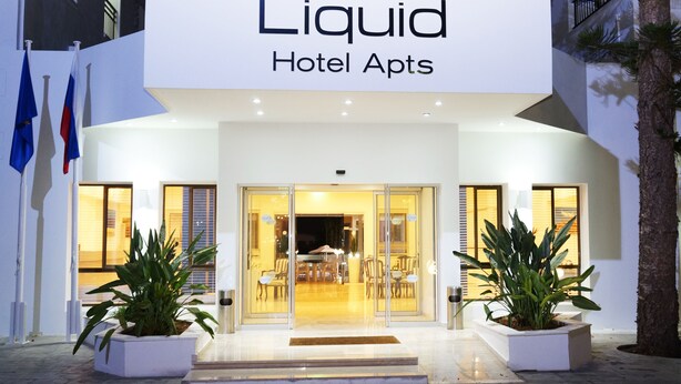 L’entrée d’un hôtel, avec une enseigne indiquant « Liquid Hotel Apts ».
