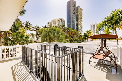 2 Bedroom 2 Bath Beach 1 min Walk 8 People Keyless Dog ok