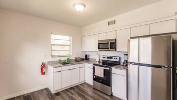 Réfrigérateur, micro-ondes, four, cafetière/bouilloire