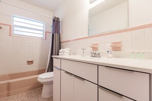 Ensemble douche/baignoire, sèche-cheveux, serviettes fournies, savon